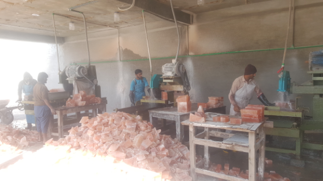himalayan natural salt tiles cutting process